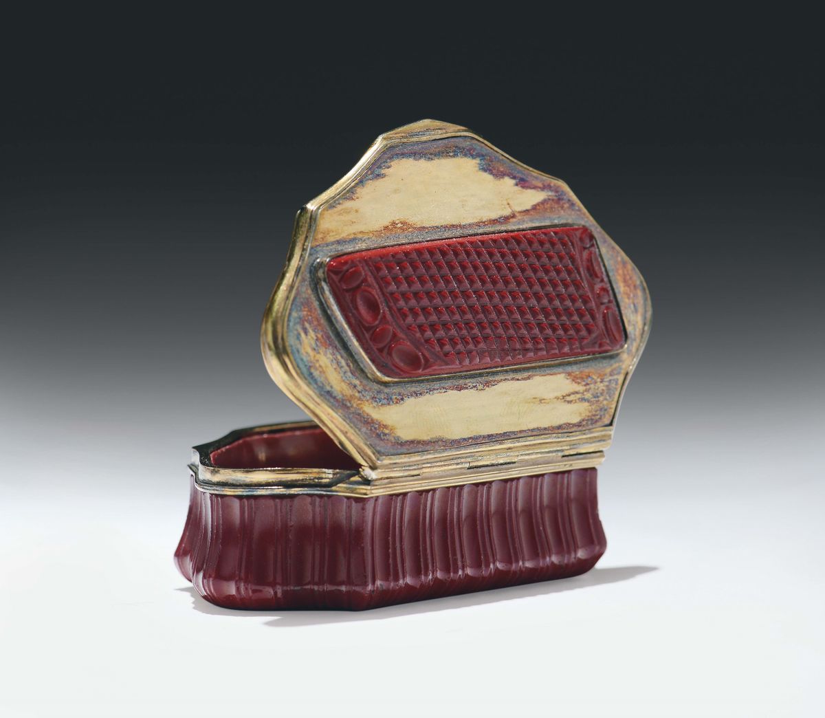 Tabacchiera in Diaspro Rosso con Montatura in Oro. Argentiere Camillo Picconi, Roma 1746-1826