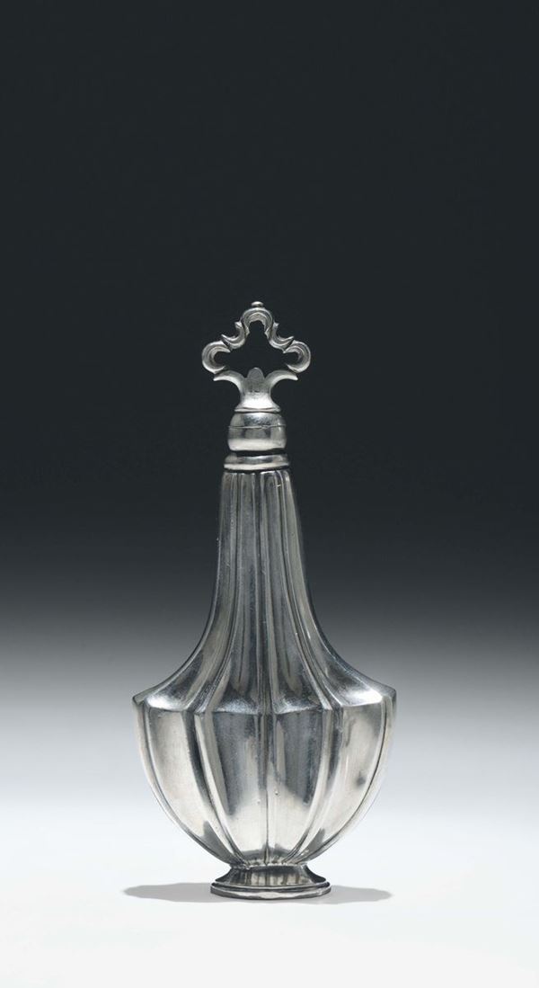Flacone porta profumo in argento con corpo a forma di vaso sagomato e costolato. Malta XVIII secolo