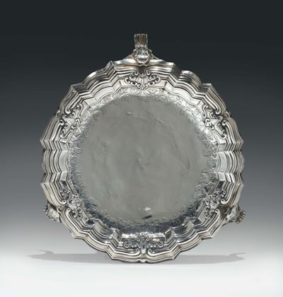 Alzata in Argento Sbalzato e Cesellato. Argentiere del XVIII Secolo
