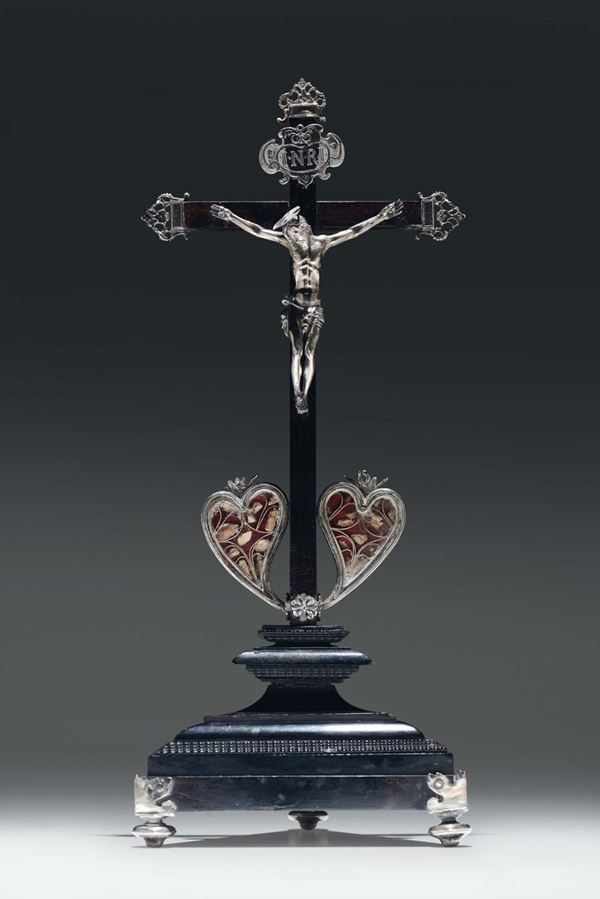 Crocifisso in legno ebanizzato con finimenti in argento sbalzato e figura di Cristo in argento, Italia centrale inizi XVIII secolo