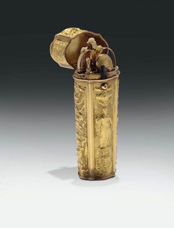 Etui in argento dorato, fuso e cesellato con motivi allegorici e figure femminili. Francia? XVIII secolo, Punzone del facitore G.B.