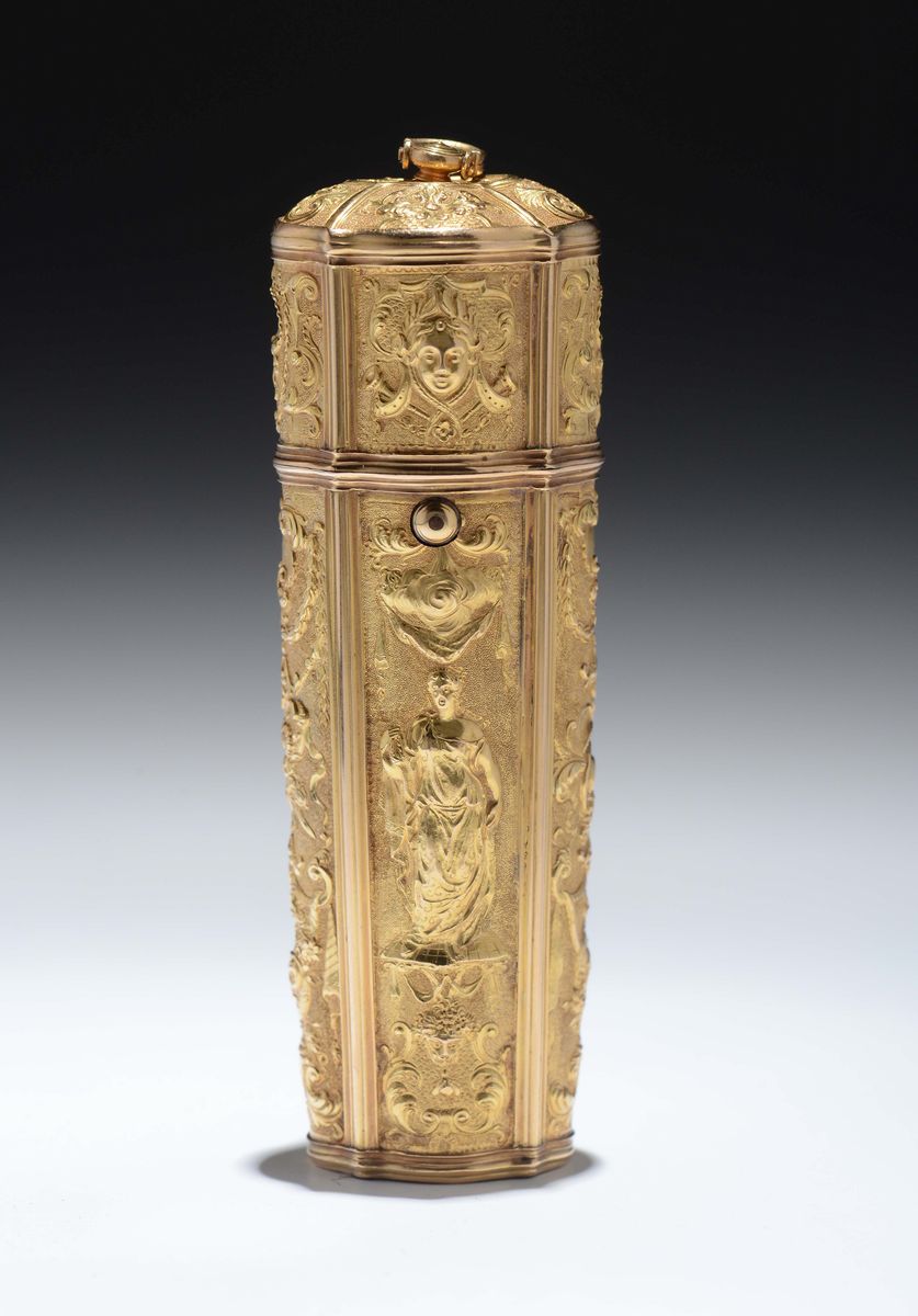 Etui in Argento Dorato, Fuso e Cesellato con Motivi Allegorici e Figure Femminili. Francia? XVIII...