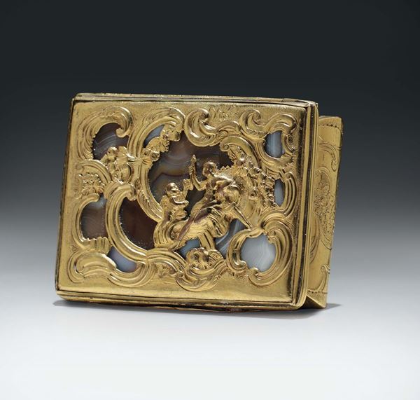 Tabacchiera in rame dorato decorato con motivi a volute. Europa fine XVIII secolo