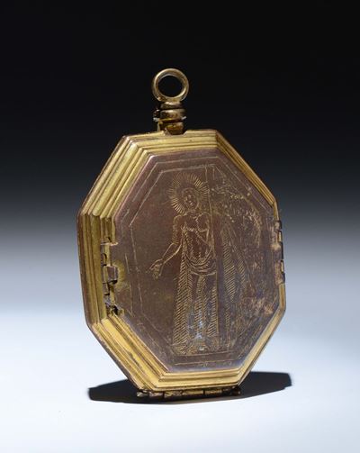 Pendente Reliquiario Bivalva in Rame e Bronzo Dorato di Forma Ottagonale. Italia o Spagna Inizi X...