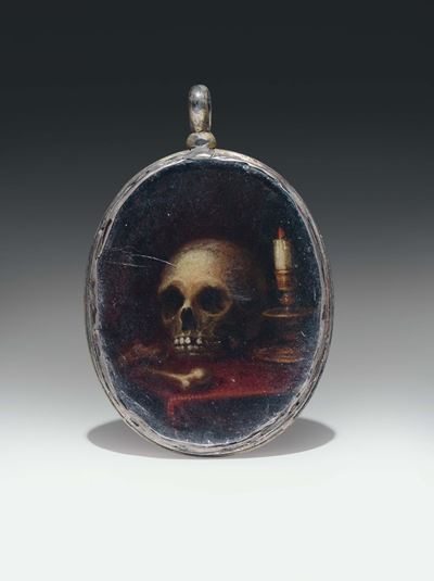Pendente Ovale in Argento Parzialmente Dorato con Miniatura Raffigurante “memento Mori”. Italia X...