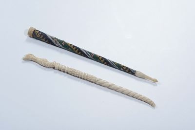 Coppia di Porta Aghi in Avorio Inciso e Perline Colorate