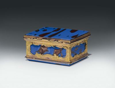 Scatola in Rame Dorato e Cesellato e Lapislazzulo di Forma Rettangolare. Europa, Francia (?) XIX ...