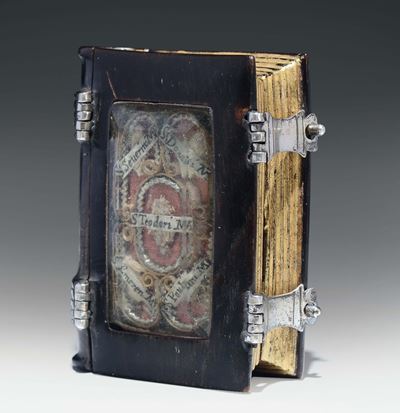 Piccolo Reliquiario a Forma di Libro con Struttura in Tartaruga e Finiture in Argento. Italia XVI...