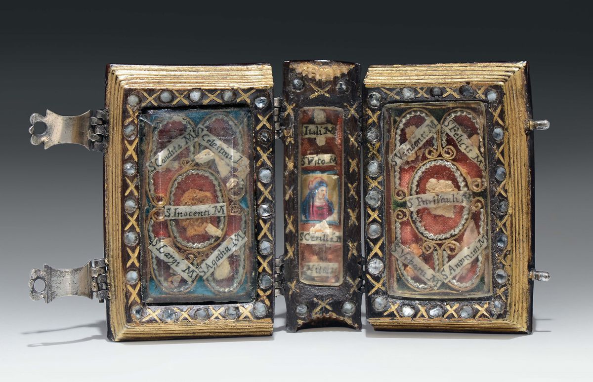 Piccolo Reliquiario a Forma di Libro con Struttura in Tartaruga e Finiture in Argento. Italia XVI...