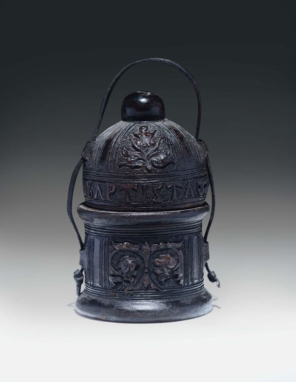 Contenitore di forma cilindrica con coperchio a cupola in legno rivestito in “cuir boulli”. Italia, Francia XVI secolo