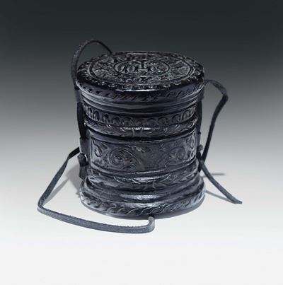 Contenitore Cilindrico in Cuoio “cuir Builli”. Europa, Francia (?) XVIII Secolo