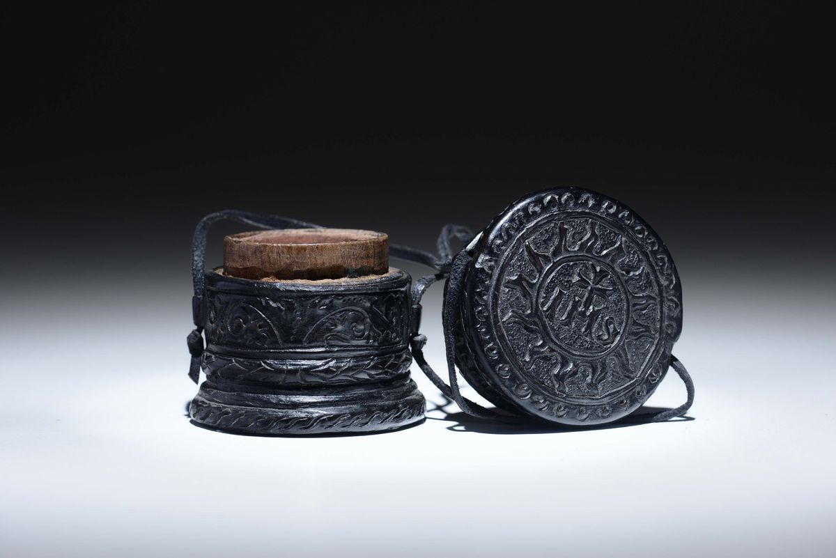 Contenitore Cilindrico in Cuoio “cuir Builli”. Europa, Francia (?) XVIII Secolo