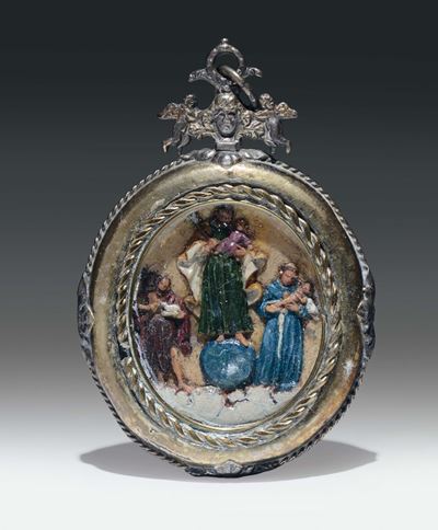 Pendente in Argento Fuso, Sbalzato, Cesellato e Parzialmente Dorato con Raffigurazione di Angeli....