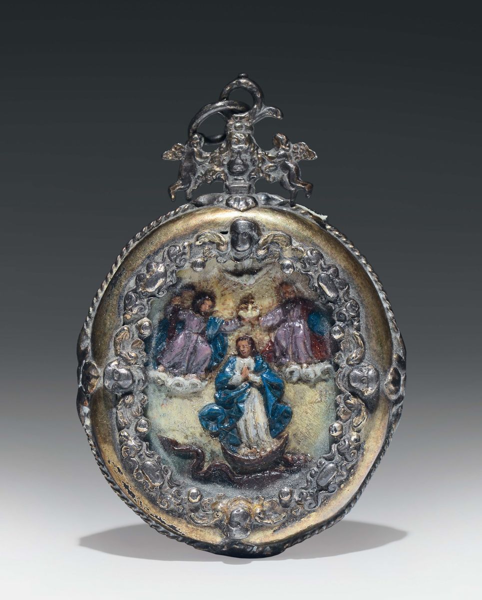 Pendente in Argento Fuso, Sbalzato, Cesellato e Parzialmente Dorato con Raffigurazione di Angeli....