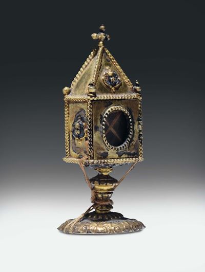 Piccolo Reliquiario di Modello Architettonico in Rame Dorato e Cristallo di Rocca, Toscana XVII S...