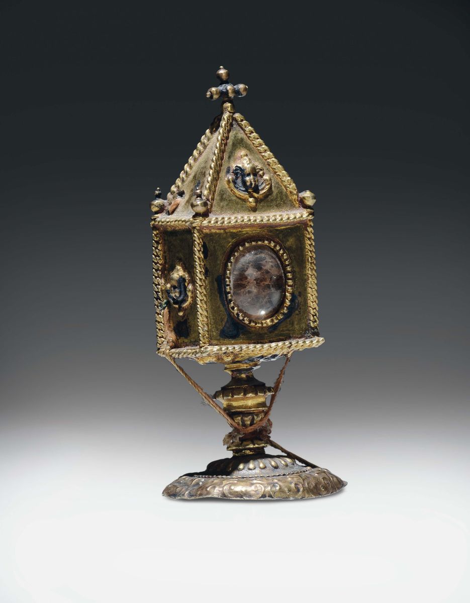 Piccolo Reliquiario di Modello Architettonico in Rame Dorato e Cristallo di Rocca, Toscana XVII S...