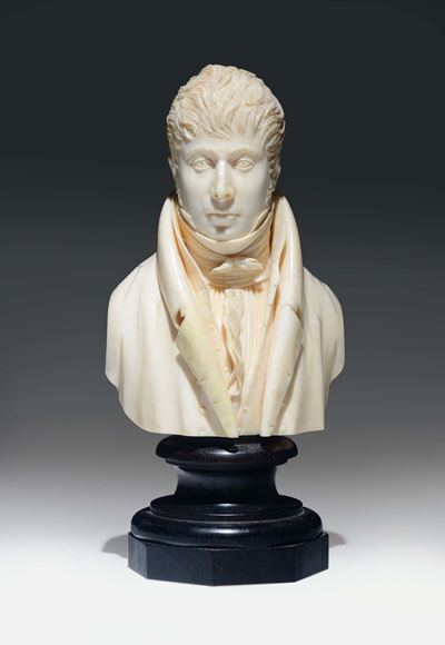 Busto in Avorio Scolpito Raffigurante Giovane Gentiluomo con Marsina. Russia o Germania XVIII-XIX...