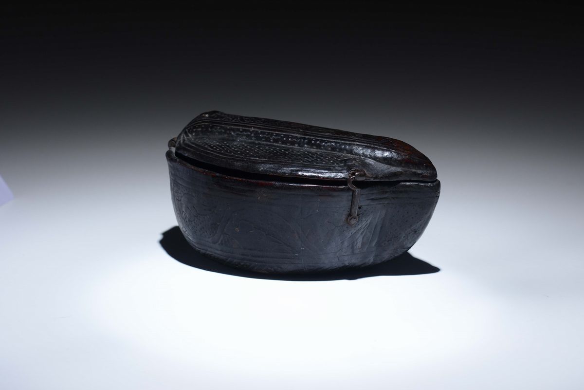Contenitore in Legno e Cuoio “cuir Builli”, a Forma di Navicella, Decorato con Finimenti in Ferro...