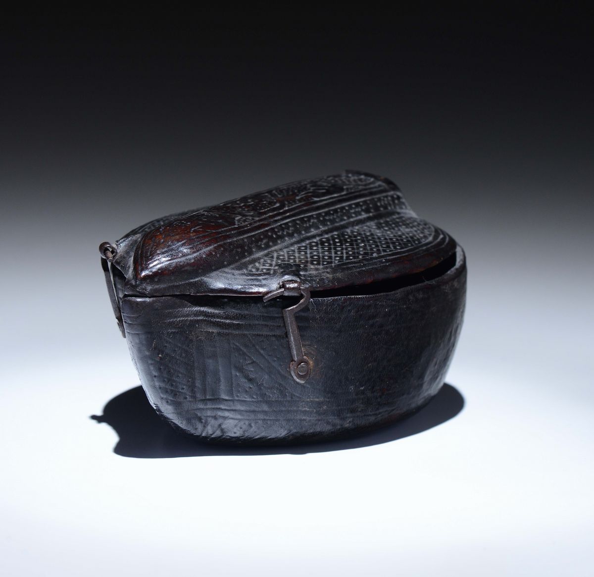 Contenitore in Legno e Cuoio “cuir Builli”, a Forma di Navicella, Decorato con Finimenti in Ferro...