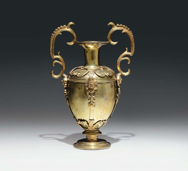 Raro vaso portapalme a forma di anfora con struttura a cerniere in bronzo e rame dorato. Firenze o Napoli XVI-XVII secolo