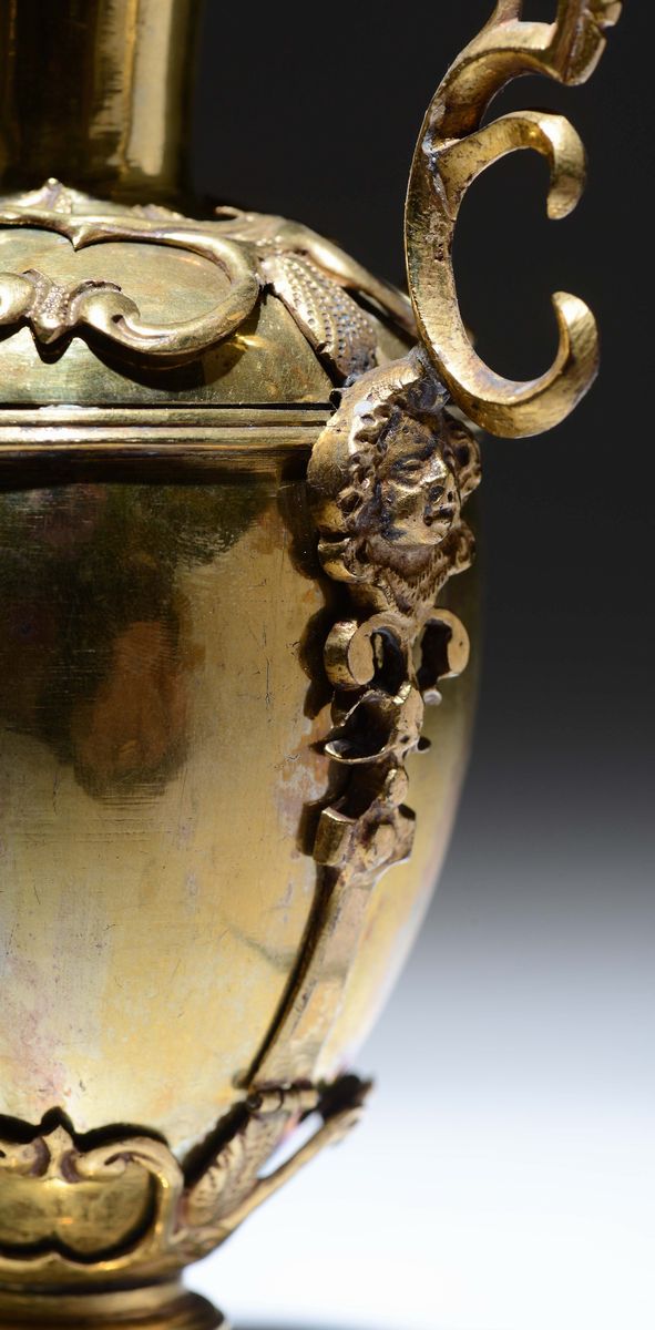Raro Vaso Portapalme a Forma di Anfora con Struttura a Cerniere in Bronzo e Rame Dorato. Firenze ...