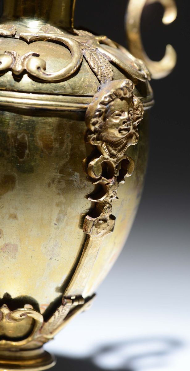 Raro Vaso Portapalme a Forma di Anfora con Struttura a Cerniere in Bronzo e Rame Dorato. Firenze ...