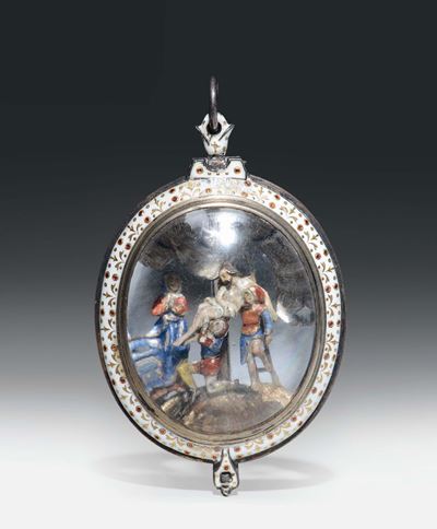 Pendente Ovale in Argento Dorato e Cornice in Smalti con Inclusioni di Piccoli Granati Cabochon e...
