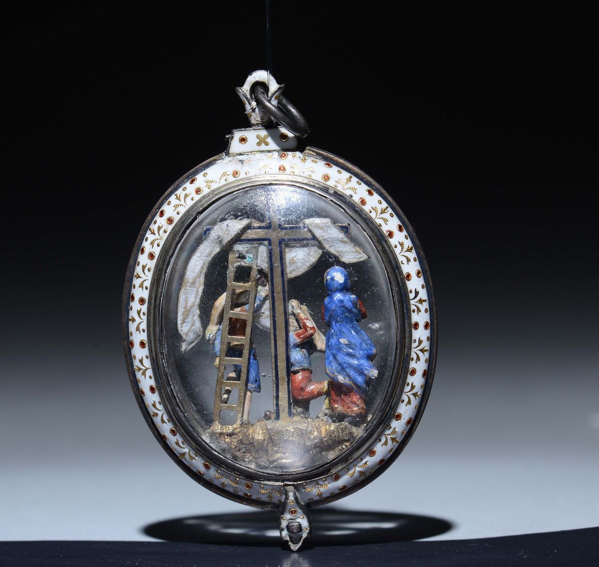 Pendente Ovale in Argento Dorato e Cornice in Smalti con Inclusioni di Piccoli Granati Cabochon e...