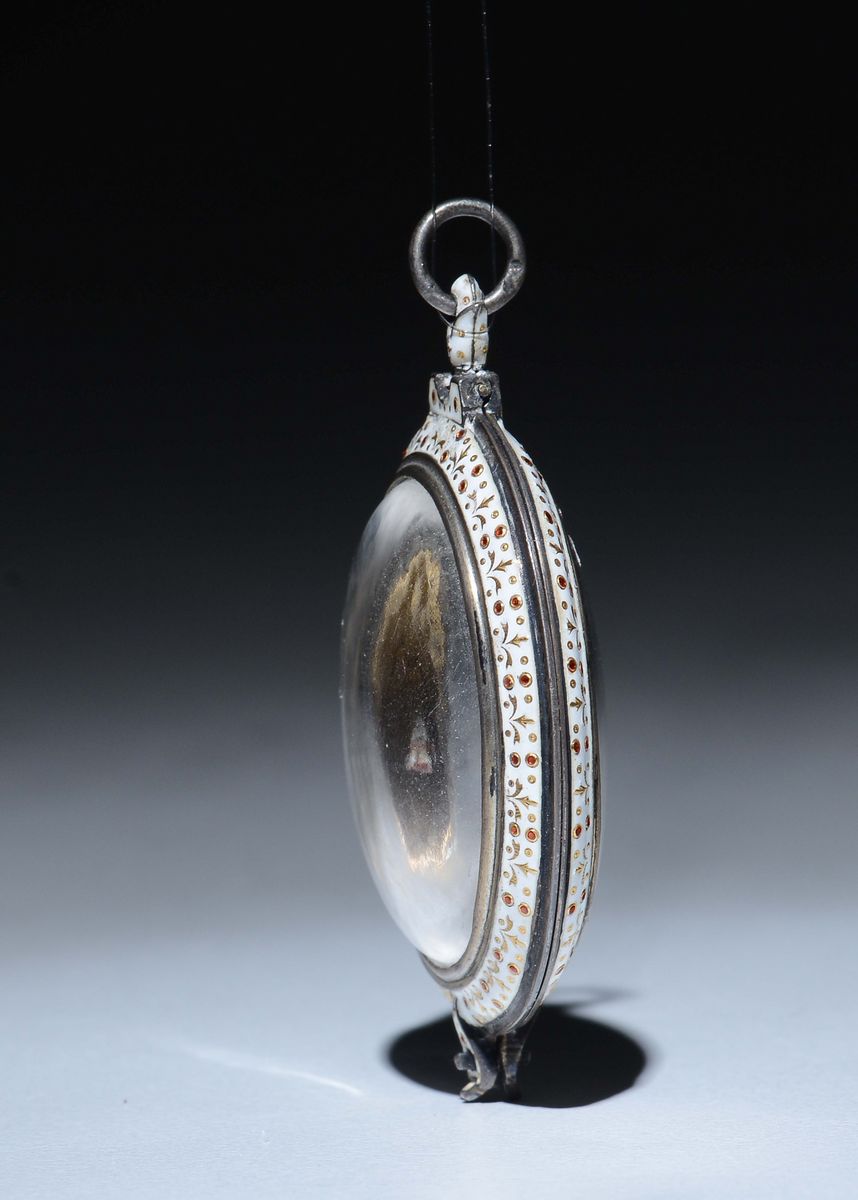 Pendente Ovale in Argento Dorato e Cornice in Smalti con Inclusioni di Piccoli Granati Cabochon e...
