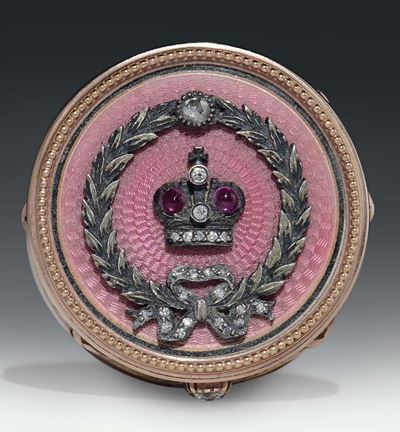 Scatola Circolare in Oro, Brillanti, Rubini e Smalti Rosa. Atelier di Fabergé, Maestro Orafo Henr...