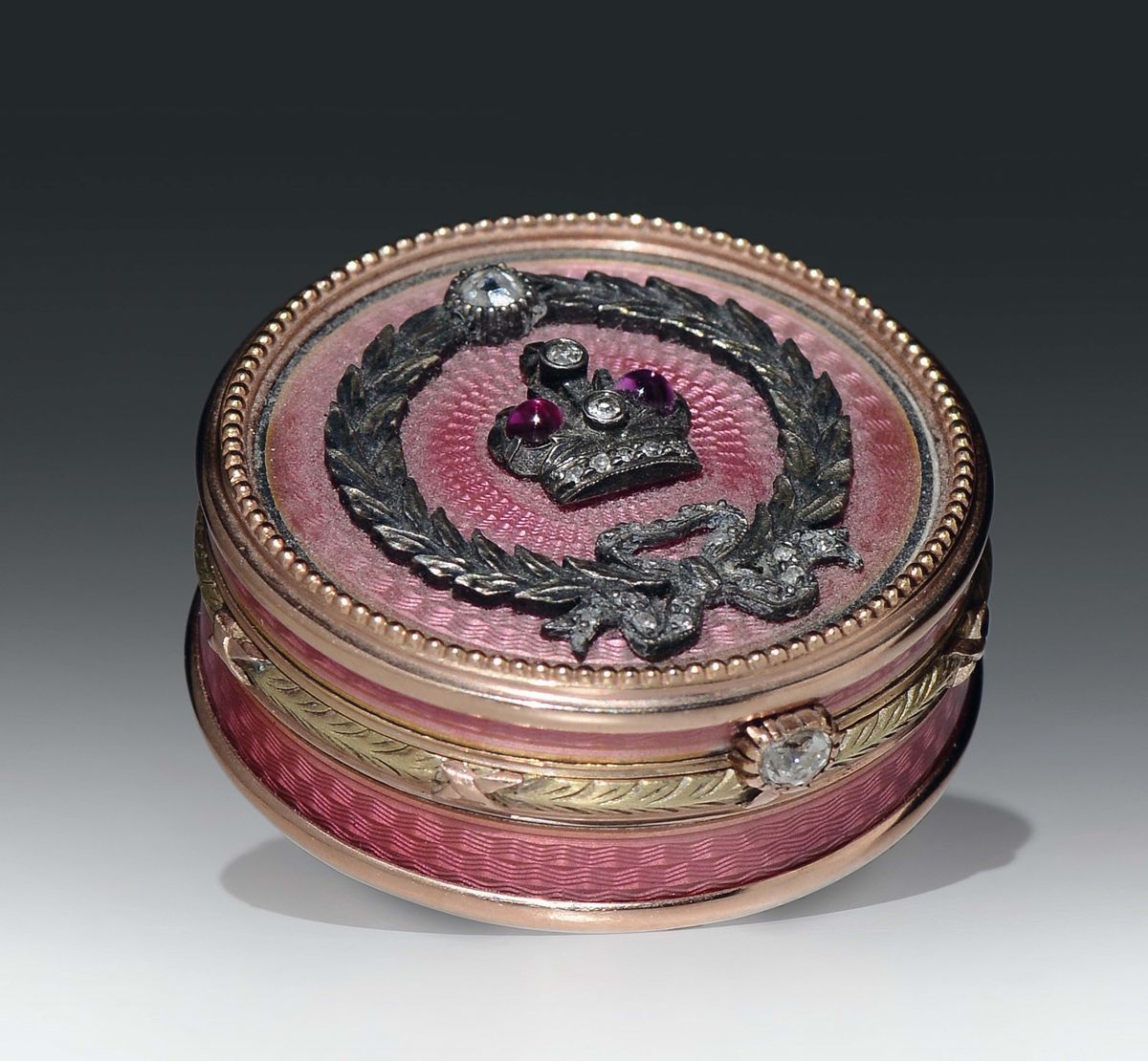 Scatola Circolare in Oro, Brillanti, Rubini e Smalti Rosa. Atelier di Fabergé, Maestro Orafo Henr...
