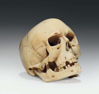 Memento Mori in Avorio a Foggia di Teschio Finemente Scolpito con Mandibola Mobile. Germania XVII...