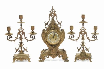 Trittico Napoleone III in Ottone Patinato Composto da Orologio e Due Candelabri a Tre Luci, Franc...