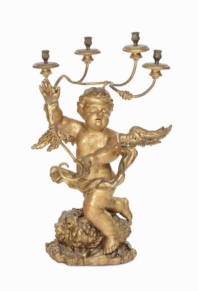 Angioletto in Legno Dorato ed Intagliato Reggente Candeliere a Quattro Luci. Roma XVIII Secolo e ...
