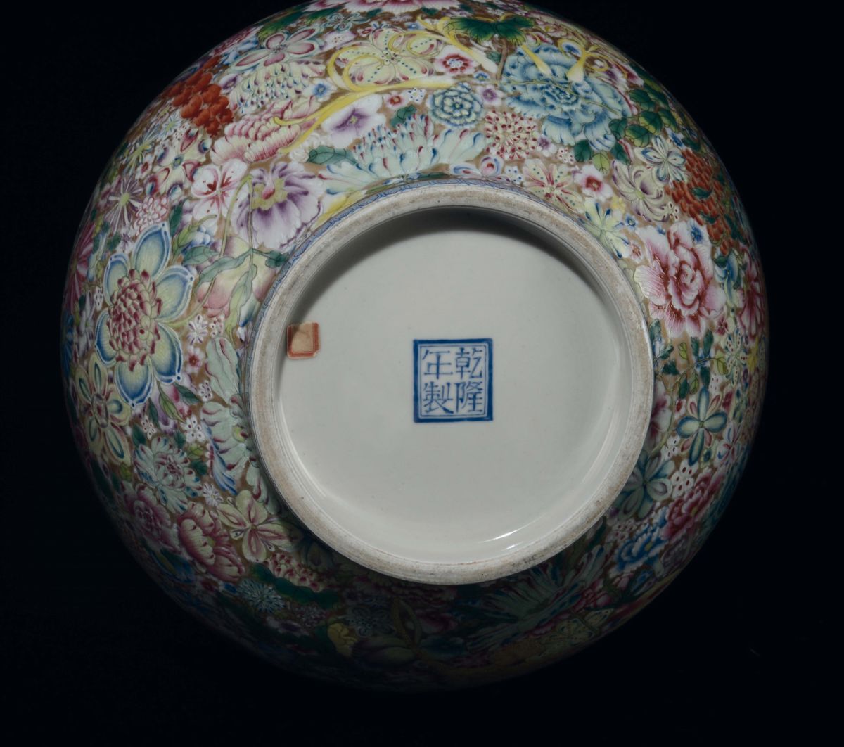 Vaso a Bottiglia in Porcellana a Smalti Policromi con Decoro Millefiori, Cina, Dinastia Qing, Ini...