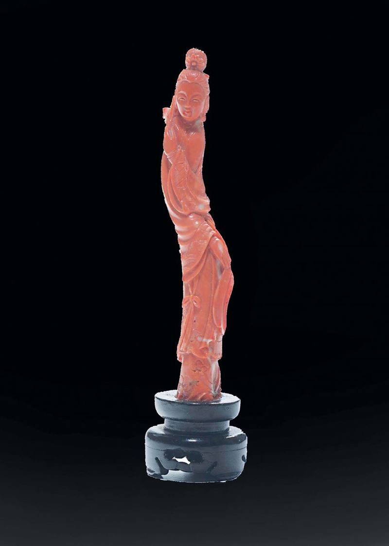 A small carved coral figure of Guanyin, China, early 20th century  - Auction Chinese Works of Art - Cambi Casa d'Aste