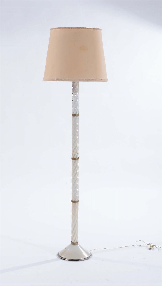 Lampada da terra in vetro di Murano a torchon con paralume in tessuto e dettagli in ottone.  - Auction Design - Cambi Casa d'Aste