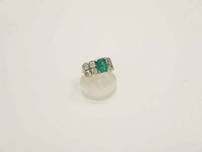 Anello con Smeraldo Centrale e Diamanti a Lato