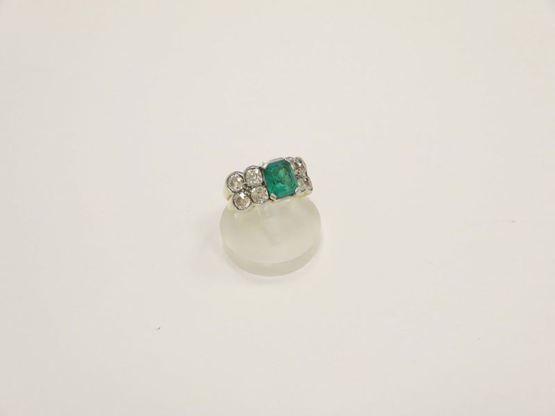 Anello con smeraldo centrale e diamanti a lato  - Asta Antiquariato - Cambi Casa d'Aste