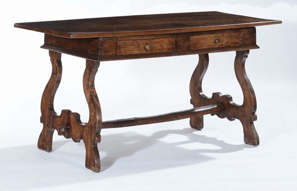 Tavolo fratino in noce con gambe a lira, XIX secolo