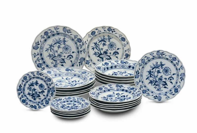 Servizio di piatti in porcellana bianca e blu, Meissen XX secolo  - Asta Arredi dalle dimore degli eredi Ercole Marelli e altre provenienze - Cambi Casa d'Aste