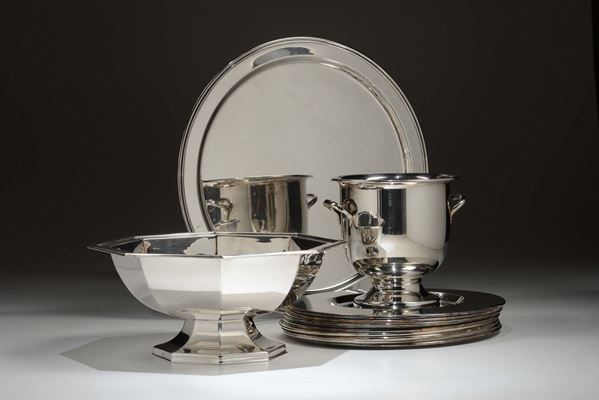 Lotto composto da sottopiatti, portabottiglia, portafrutta e vassoio in metallo punzonato Cassetti