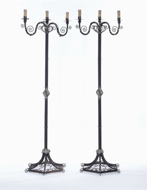 Coppia di candelabri da chiesa in metallo, XX secolo
