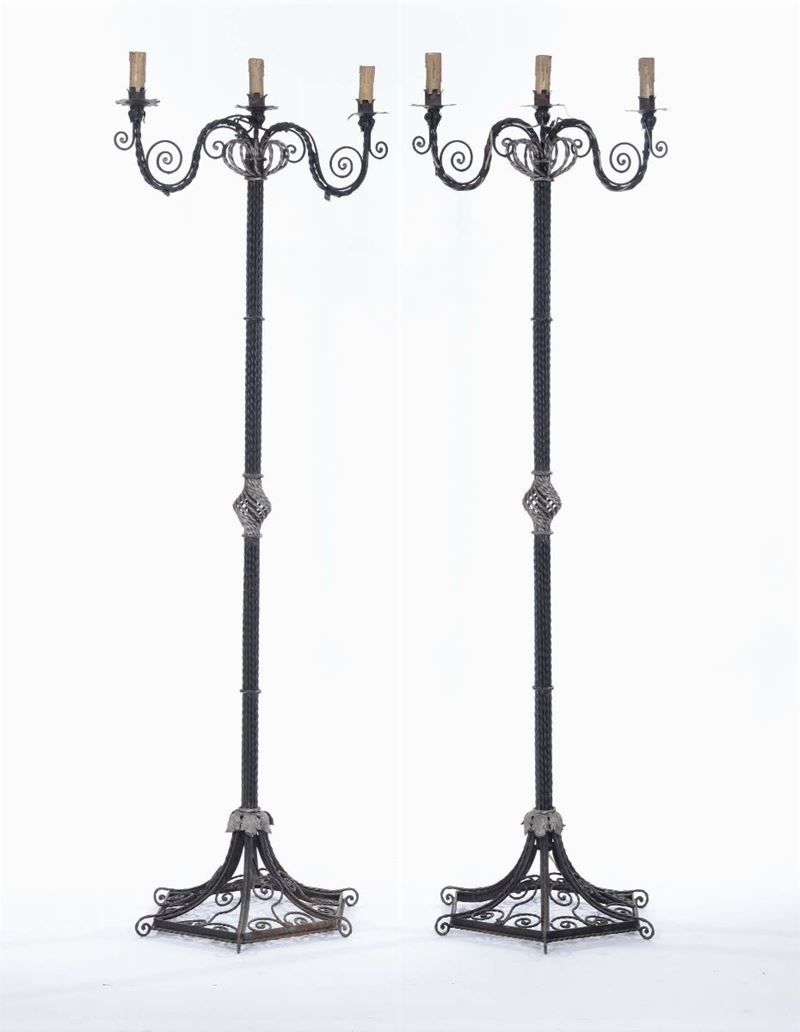Coppia di candelabri da chiesa in metallo, XX secolo  - Asta Asta a Tempo Antiquariato - Cambi Casa d'Aste