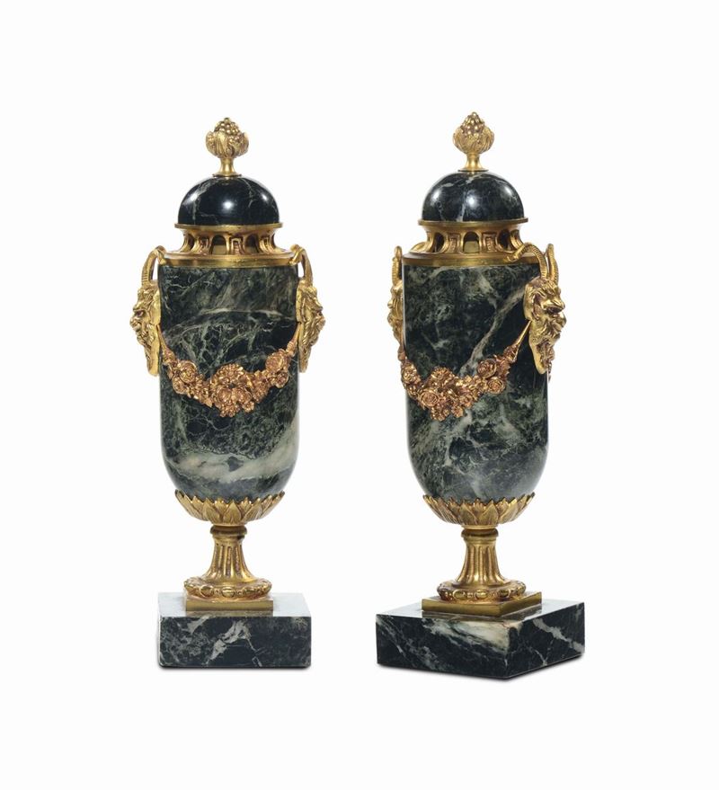 Coppia di vasi in marmo verde e bronzo dorato, XIX-XX secolo  - Asta Arredi dalle dimore degli eredi Ercole Marelli e altre provenienze - Cambi Casa d'Aste