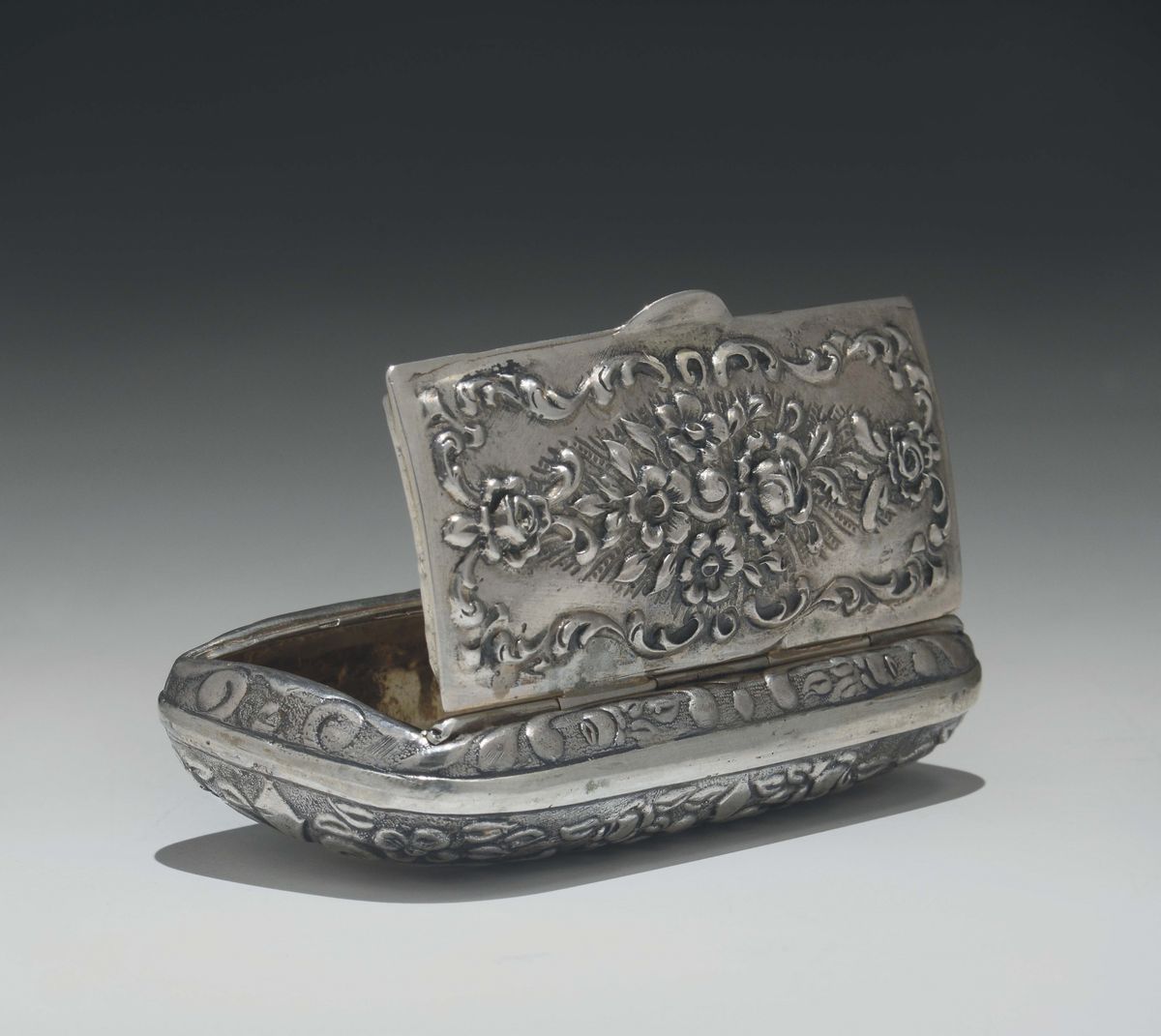 Scatola in Argento Sbalzato, XIX Secolo