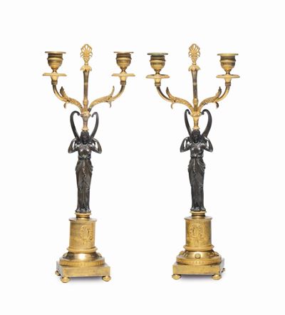 Coppia di Candelieri a Due Luci in Bronzo Cesellato, Dorato e Brunito. Francia, Epoca Impero, Ini...