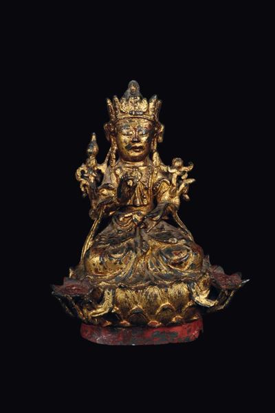 Figura di Buddha Incoronato Seduto su Fiore di Loto in Bronzo Dorato a Freddo, Cina, Dinastia Min...