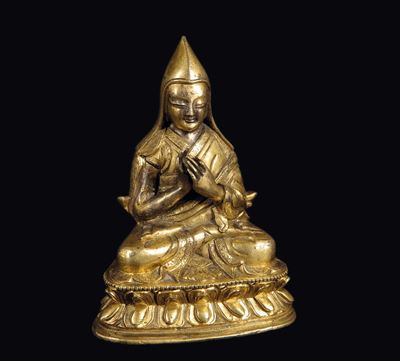 Figura di Dalai Lama Kusali Seduto su Doppio Fiore di Loto in Bronzo Dorato, Tibet, XVII Secolo