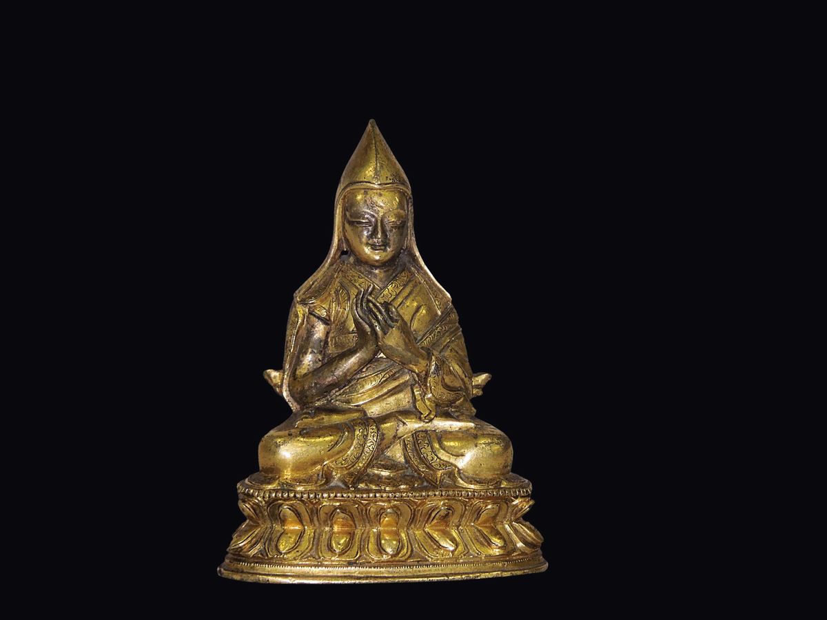 Figura di Dalai Lama Kusali Seduto su Doppio Fiore di Loto in Bronzo Dorato, Tibet, XVII Secolo